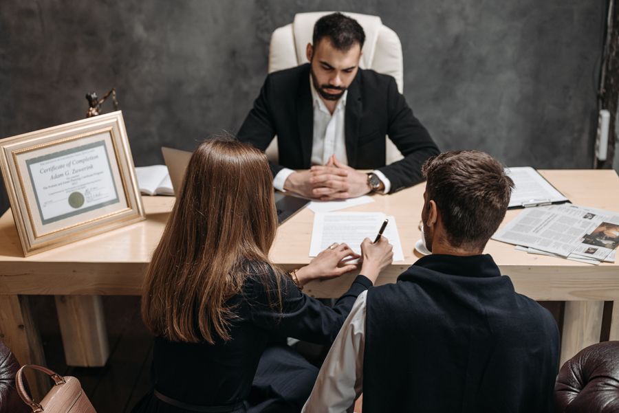 Atendimento jurídico em uma mesa de escritório