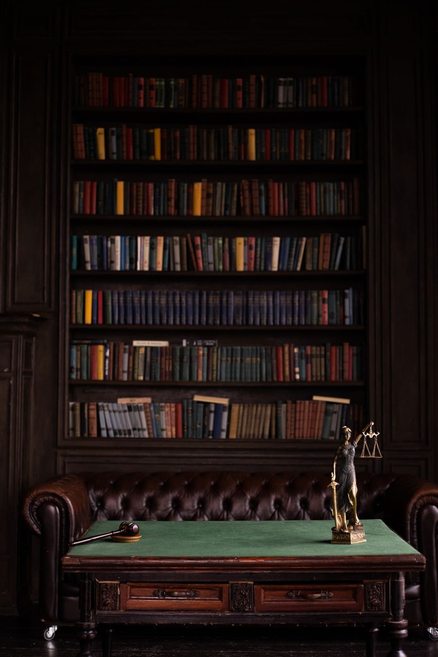 Biblioteca jurídica com estante de livros de direito