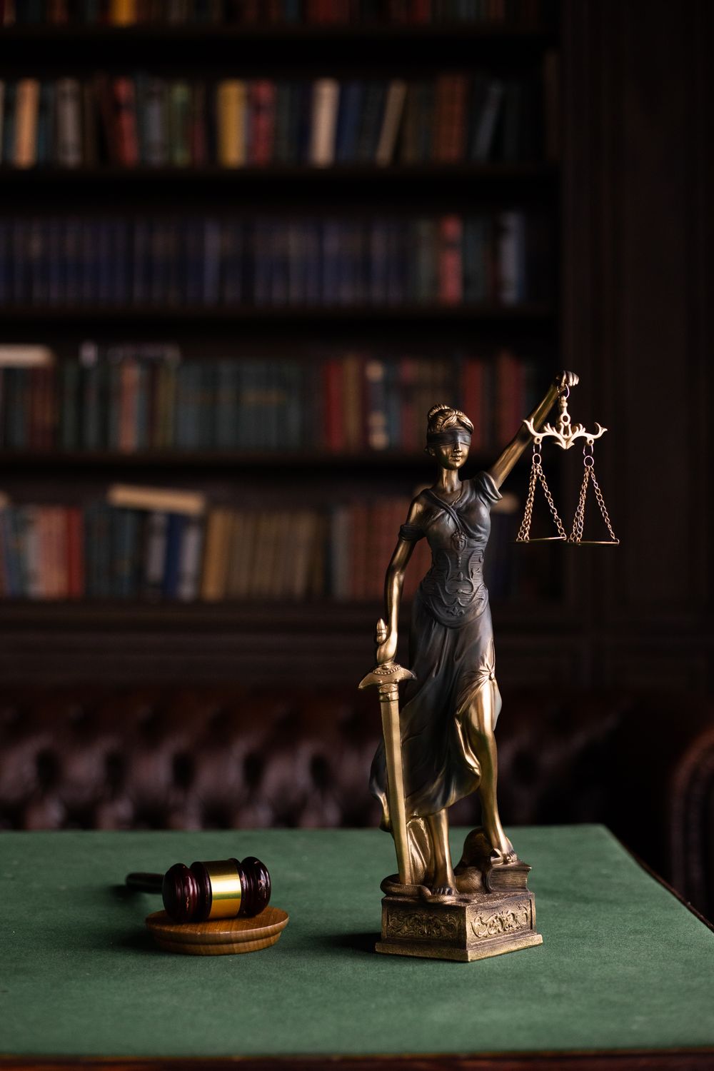 Balança da justiça sobre mesa de escritório jurídico