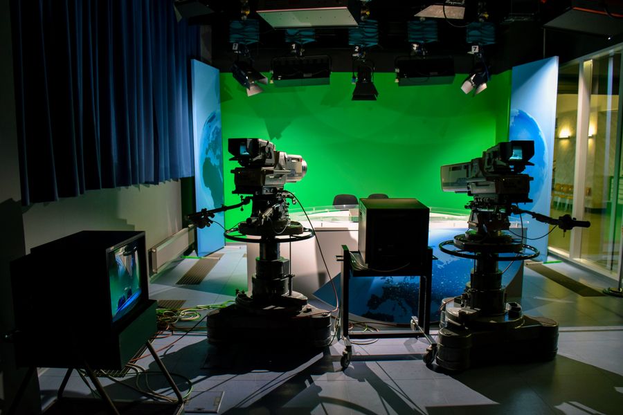 Estúdio de televisão com câmeras