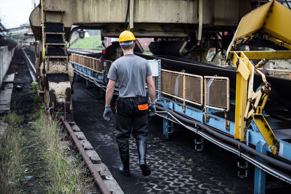 Trabalhador de indústria com equipamento de proteção